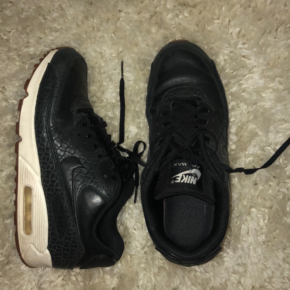 Black nike air max’s